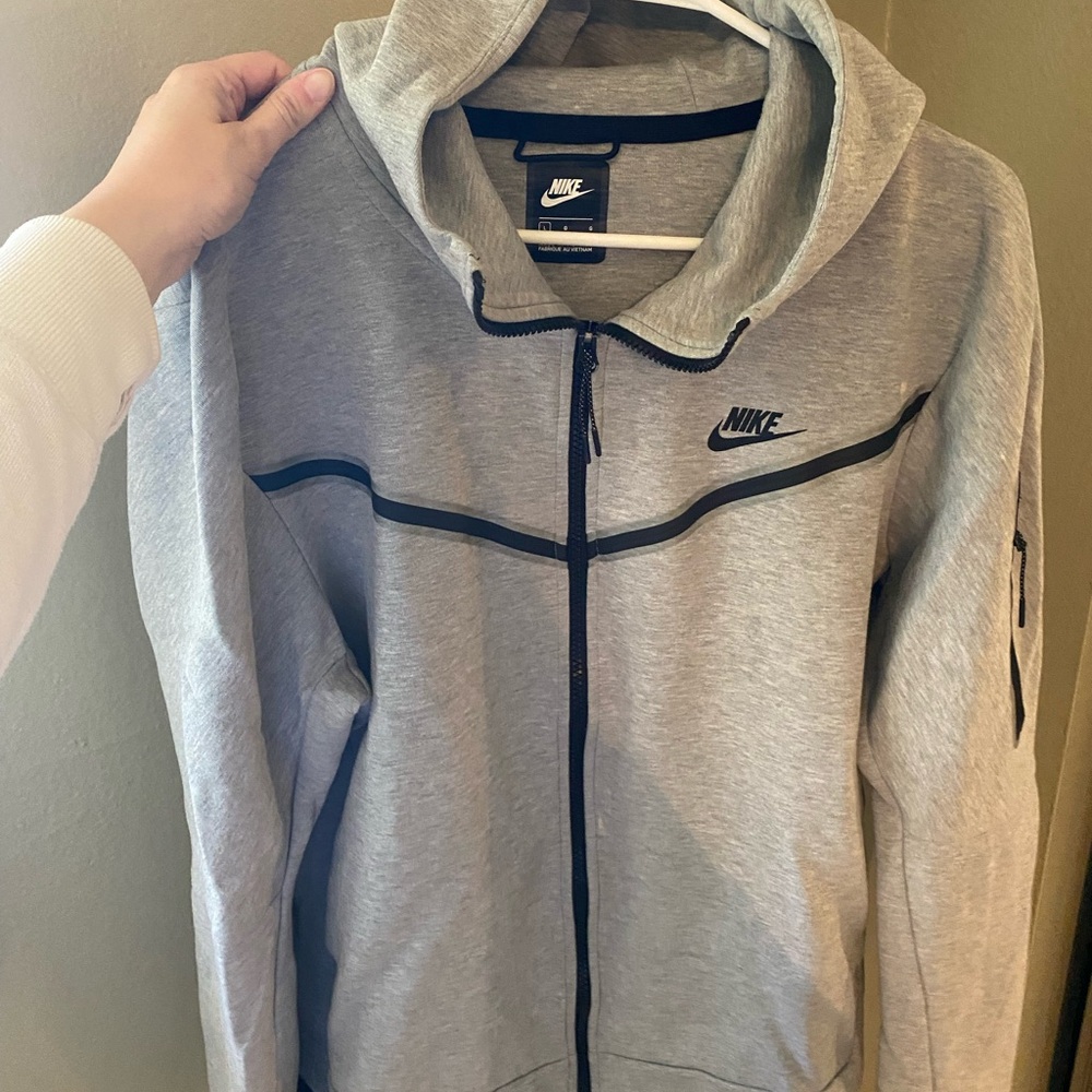 Nike Men’s Tech Fleece Gray Full-Zip Hoodie